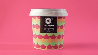 კარამელი ნუშით ინდუსტრიულ შეფუთვაში