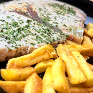 Espadarte acebolado com fritas