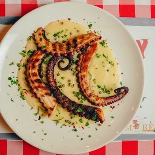 Tentacoli alla griglia con vellutata di patate