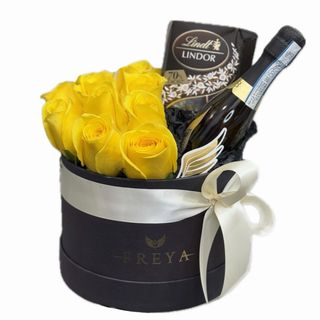 Cutie mica cu 7 trandafiri Bringhton spumant si ciocolata