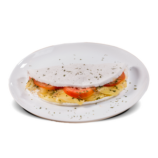 Tapioca de queso, tomate, pesto y orégano