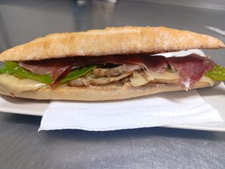 Bocadillo serranito