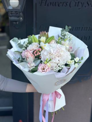 Buchet (2035)din Hortenzia roz, trandafiri tross, eustoma, frezia si verdeata decorativa