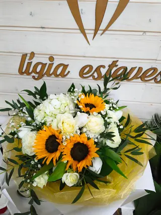Ramo de Girassóis e Flores Brancas