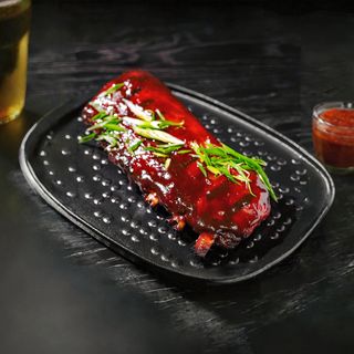 Costite de porc glazurate cu sos din bere