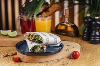 ვრაპი გრილზე შემწვარი ქათმის ხორცით