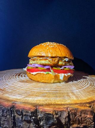 ქათმის ბურგერი კვერცხით