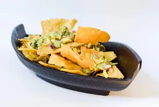Nachos caseros con guacamole y salsa de queso Cheddar