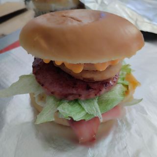 H. De pollo con aro de cebolla