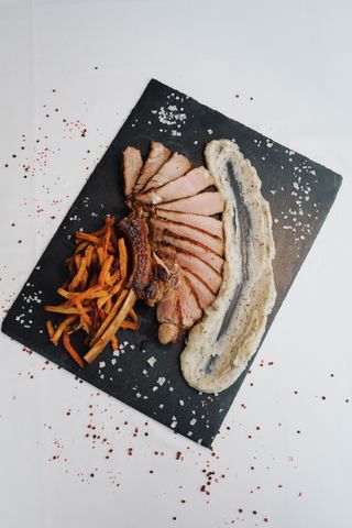 Cotlete de vitel alb cu os cu legume pai si piure de cartofi cu trufe