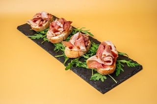 Bruschetta con crema di formaggio, prosciutto crudo