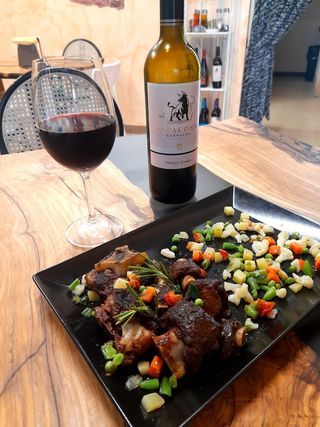 Rabo de toro con patate bravas piccanti 