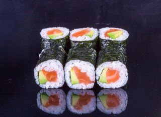 Хосомаки Сьомга и авокадо (6бр-125г)