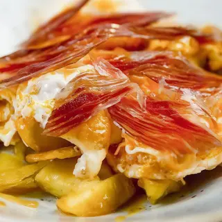 Huevos rotos con jamón.