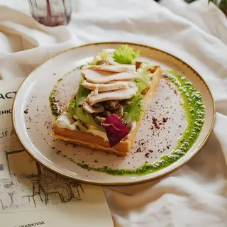Гофра з куркою, смаженими грибами та сирним соусом (240г)