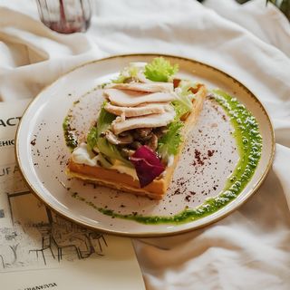 Гофра з куркою, смаженими грибами та сирним соусом (240г)