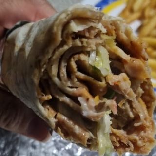 Pan de rollo con carne (ternera o pollo) ensalada y salsas