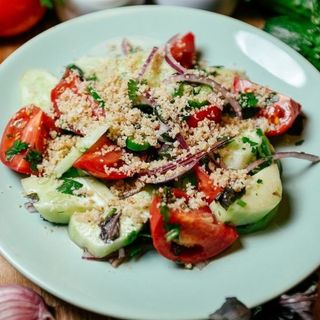 კიტრი-პომიდვრის სალათი ნიგვზით