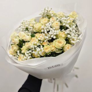 Bukiet z hipsówki i róży gałązkowej