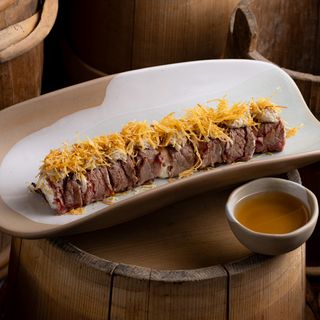 Рол яловичий український із грибним соусом та хрустким сіном з картоплі (255/55/30 г)