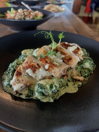 Pileći steak sa špinatom i njokama