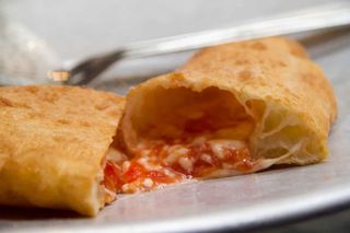 Pizza fritta con ricotta, pomodoro San Marzano, fior di latte di Agerola, basilico