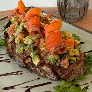 Тост Гуакамоле з солоним лососем