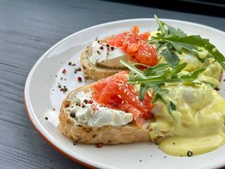 Яйця пашот з лососем та соусом Айолі