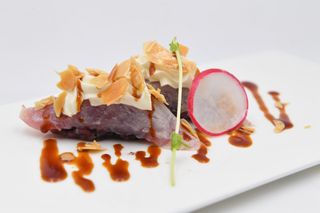 61-Nigiri di tonno scottato mandorle - 2 pezzi