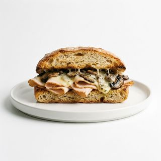 Panino con fesa di tacchino, formaggio e funghi dolci