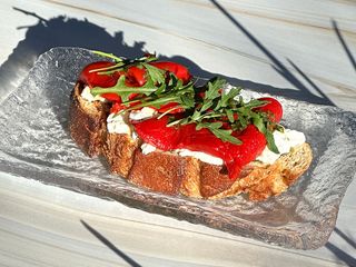 Брускета з солодким маринованим перцем та бурратою (225g)