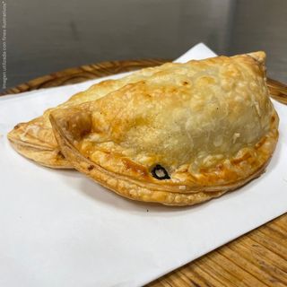 Empanadas de queso y cebolla caramelizada (12 unidades)*