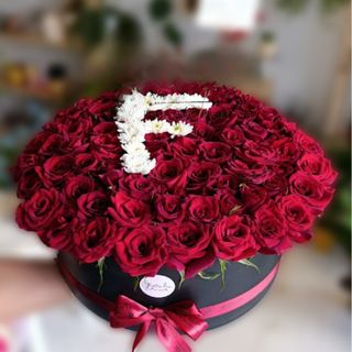 Boite 80 à 100 roses rouges avec lettre