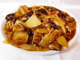 33. Brotes de bambú y setas chinas salteadas