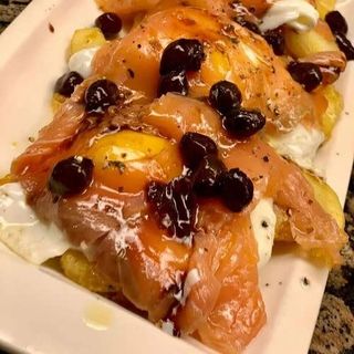 Huevos Rotos Con Salmón