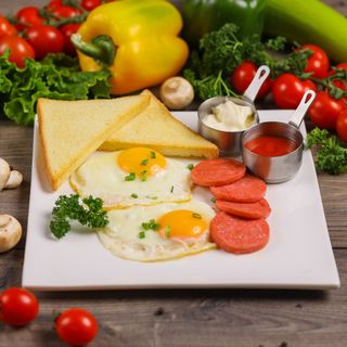 Глазунья с колбасой