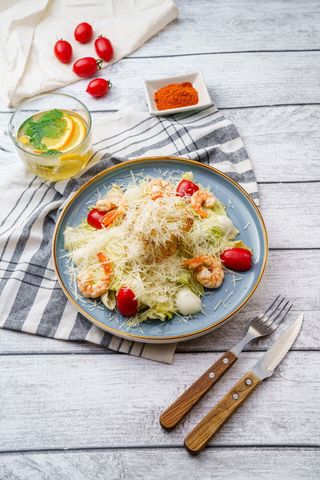 Салат Цезарь с креветками