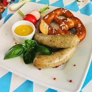 Biała kiełbasa z preclem i musztardą