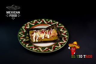 Tamal con tinga de pollo y queso 
