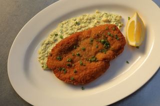 ქათამი მილანურად კვერცხის სალათით