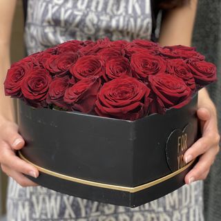 35 წითელი ვარდი შავ ფერში 1165