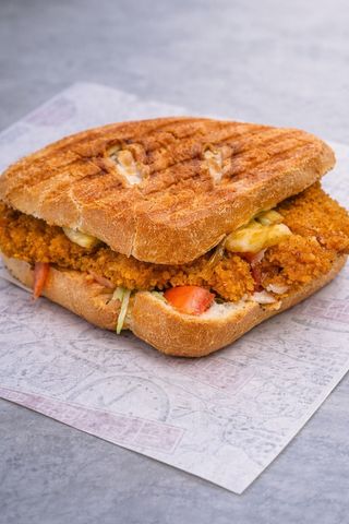 Toast cu snitel crispy