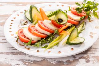 Салата Каприз със сос босилек (450г)