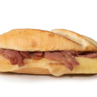 7. Bacon fumado e queijo maturado