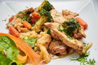 Пилешко филе с моцарела, босилек и гарнитура