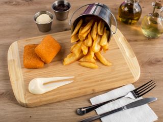 Caşcaval pané servit cu cartofi aurii