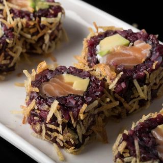 Roll con riso venere salmone e avocado