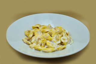 Tortellini panna e prosciutto*
