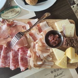 Tagliere di salumi e formaggi tipici veronesi 
