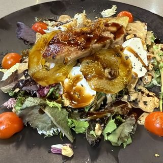 Ensalada de foie y queso de cabra 